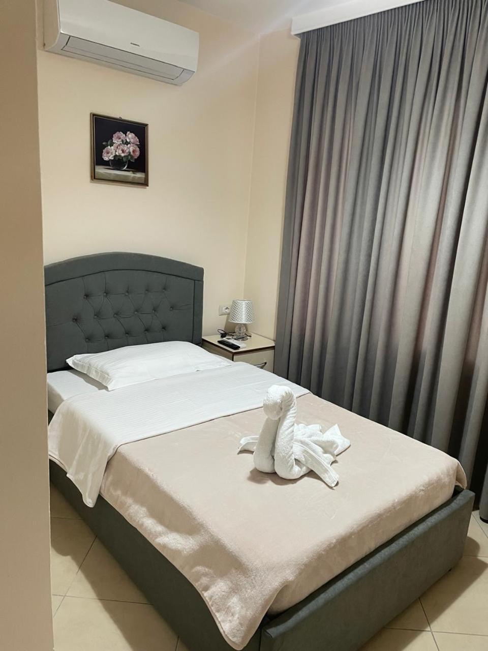 R Hotel Corovode Екстер'єр фото