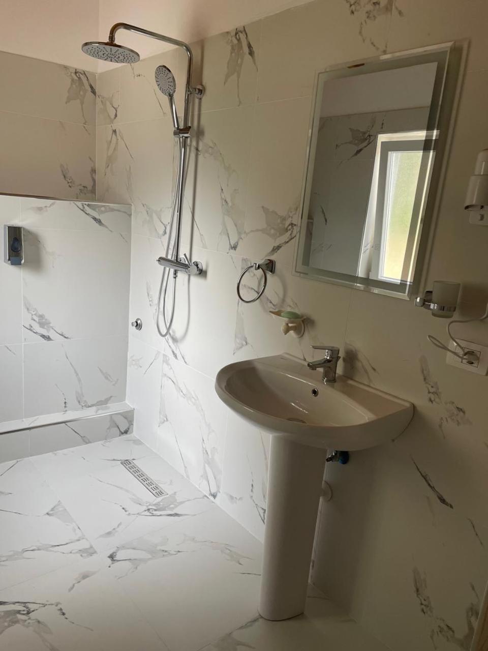 R Hotel Corovode Екстер'єр фото